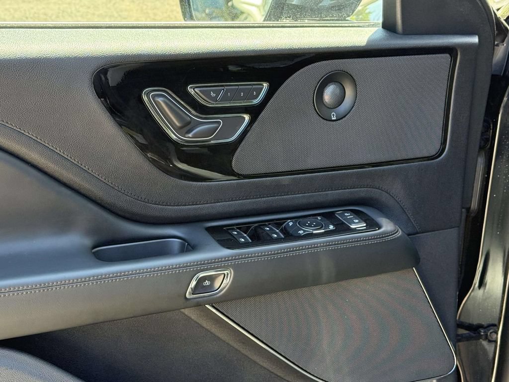 Used 2025 Lincoln Aviator AWD image 24