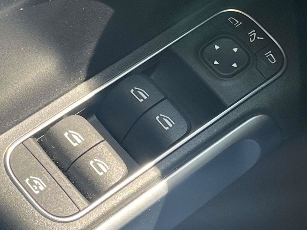 Certified 2023 Mercedes-Benz GLB 250 4MATIC image 31