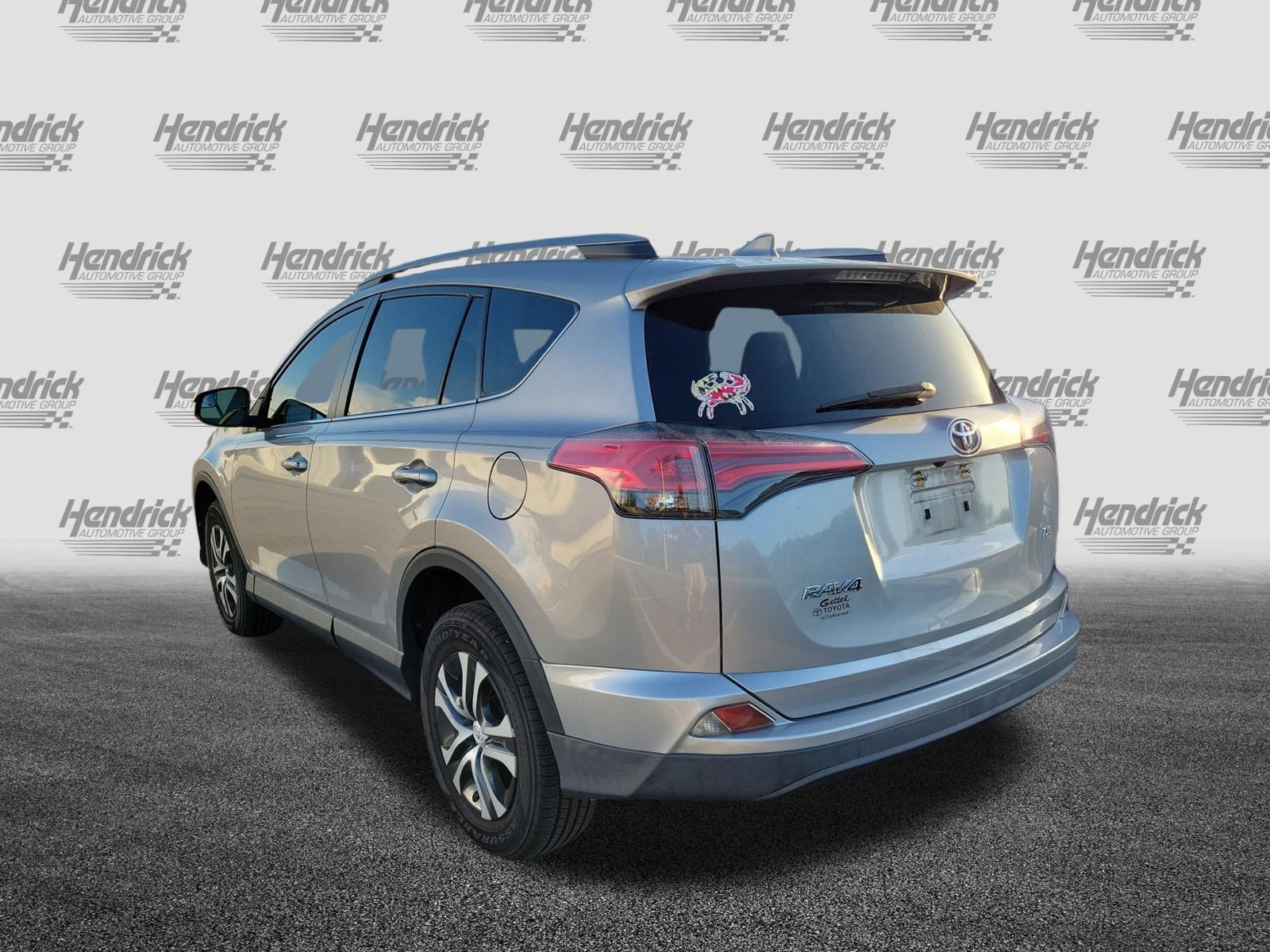 Used 2018 Toyota RAV4 LE FWD image 8