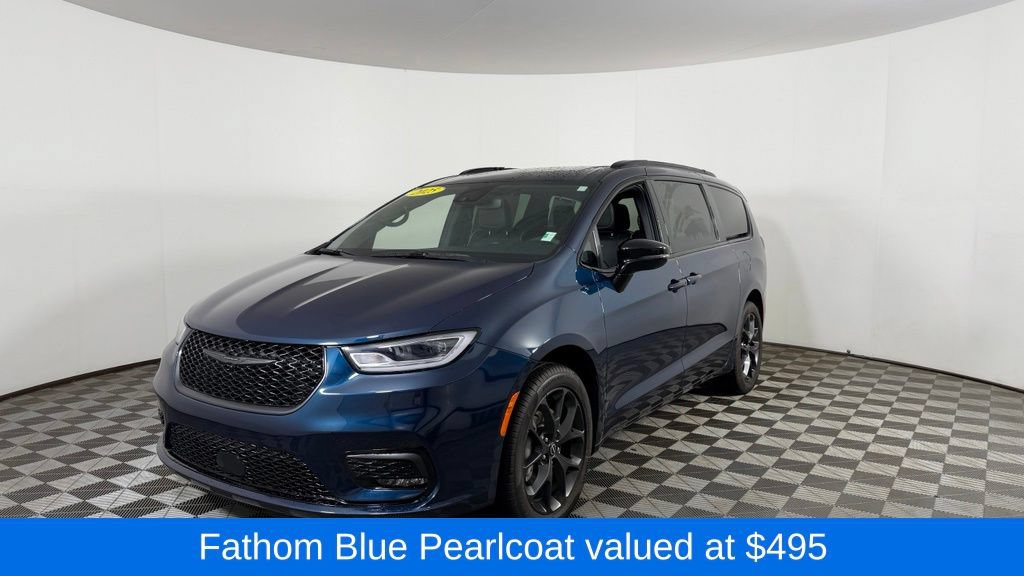Used 2025 Chrysler Pacifica Limited w/ Trailer Tow Group AWD/4WD image 3
