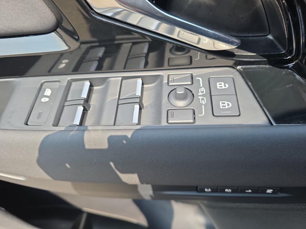 Certified 2025 Land Rover Range Rover Evoque Dynamic SE AWD/4WD image 30