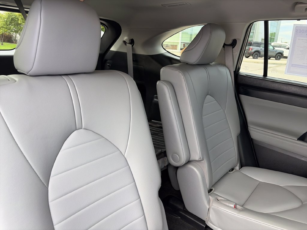 Used 2023 Toyota Highlander XLE AWD/4WD image 29