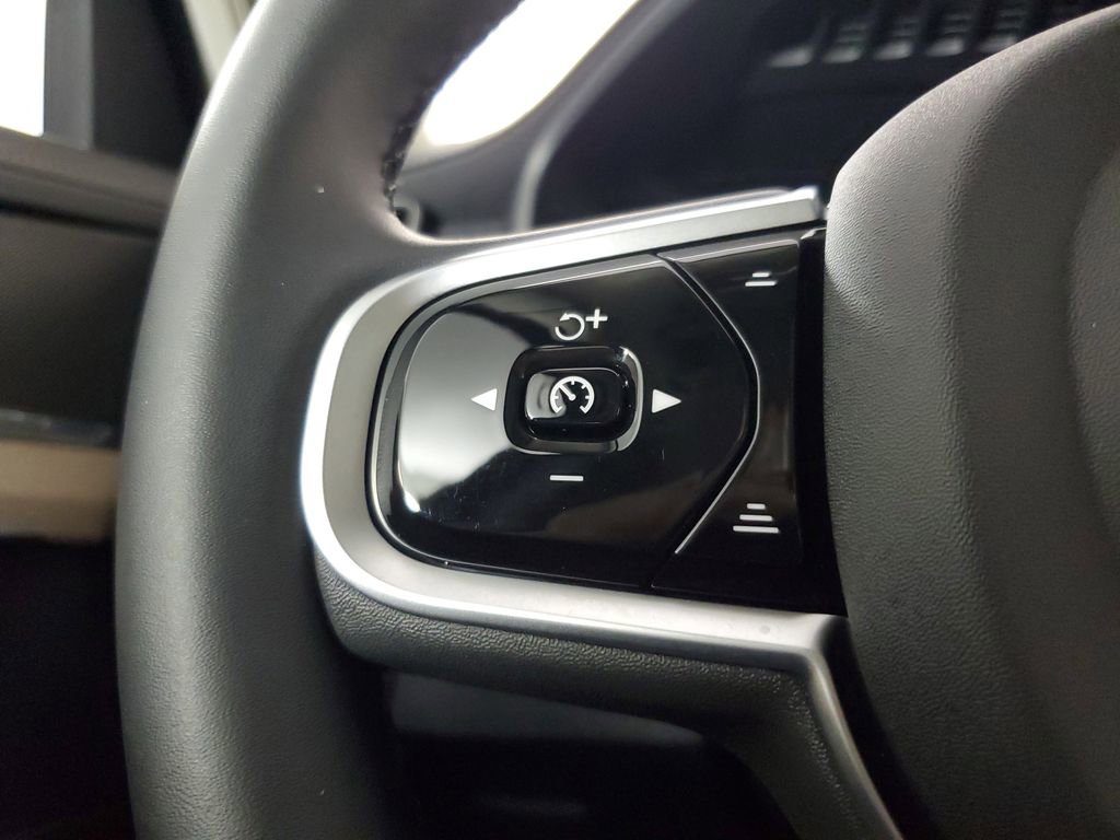 Certified 2025 Volvo XC90 B6 Core w/ Climate Package image 28