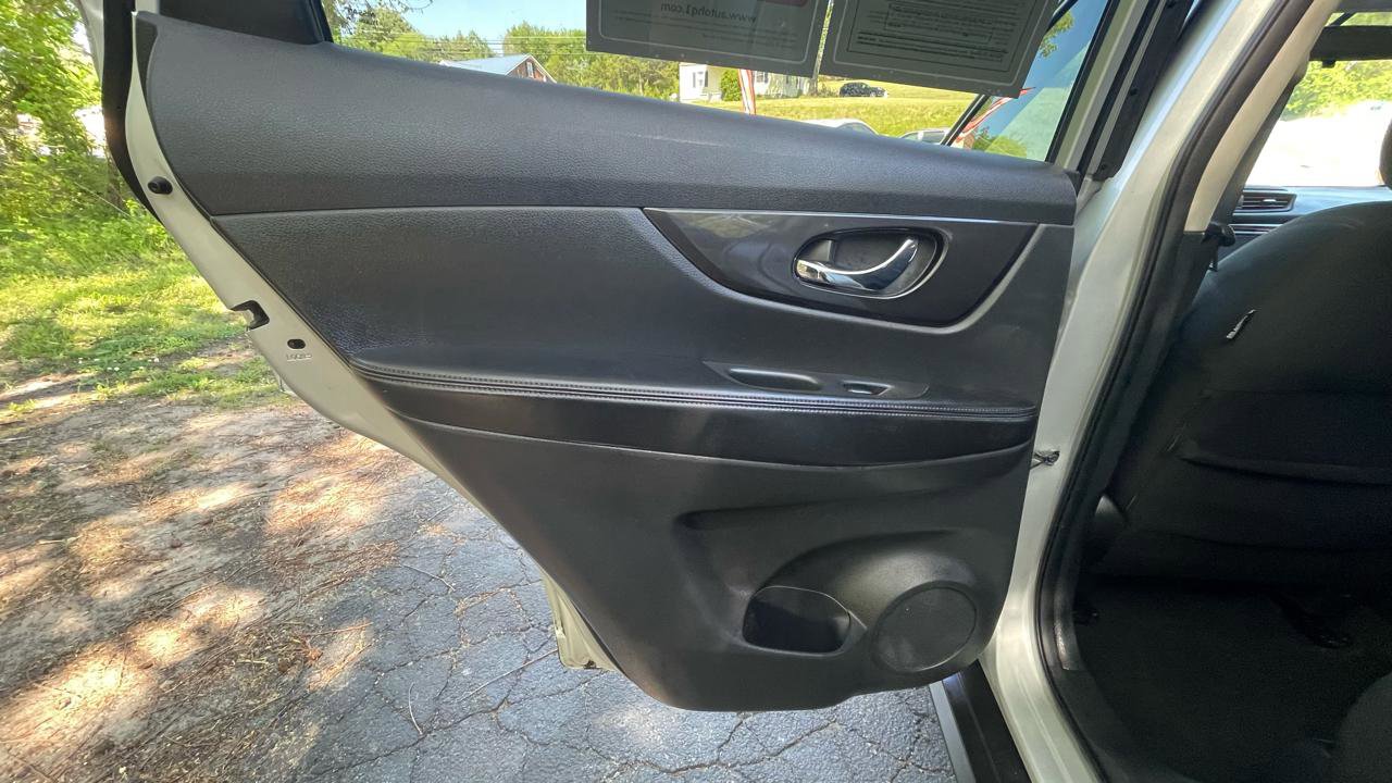 Used 2018 Nissan Rogue SV w/ Sun & Sound Touring Package image 19