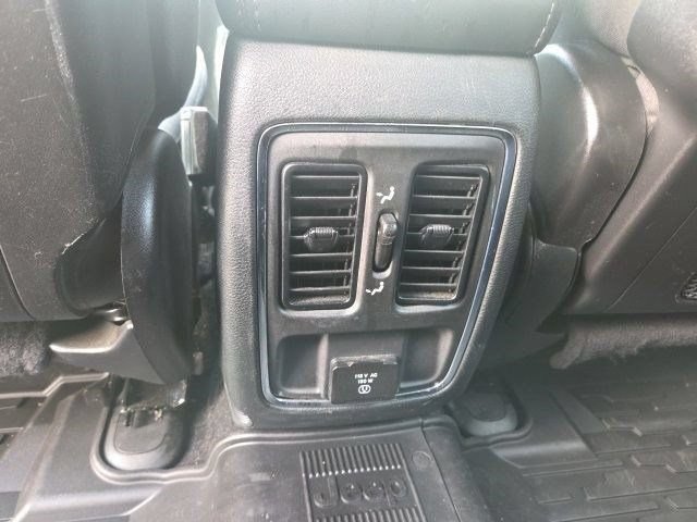 Used 2022 Jeep Grand Cherokee Laredo w/ All-Weather Capability Group AWD/4WD image 39