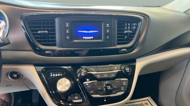 Used 2017 Chrysler Pacifica Touring-L FWD image 12