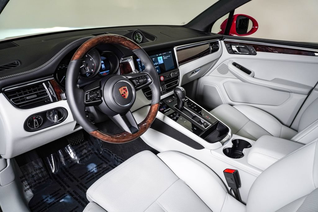 Certified 2026 Porsche Macan AWD/4WD image 4