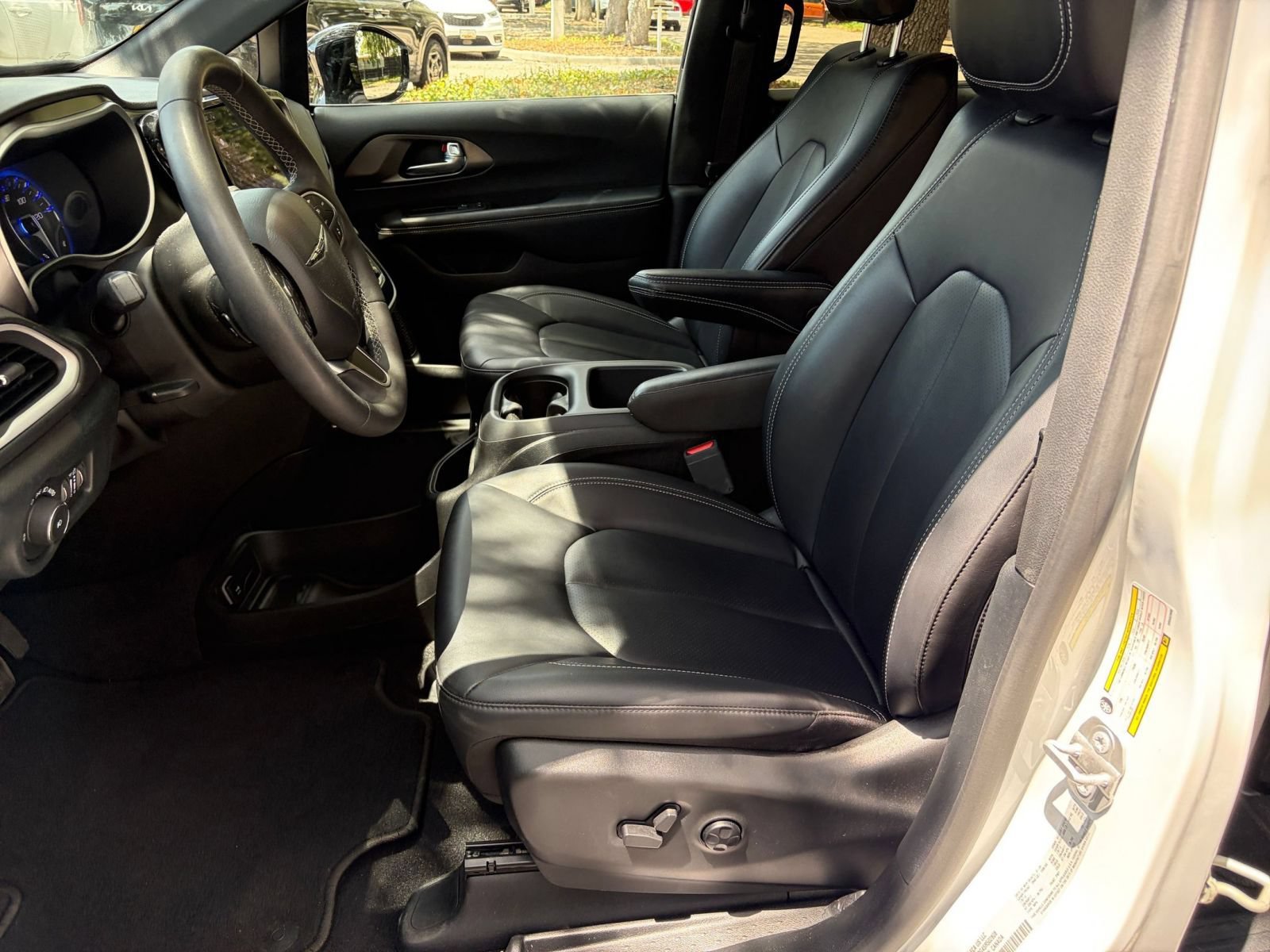 Used 2025 Chrysler Pacifica Select FWD image 28