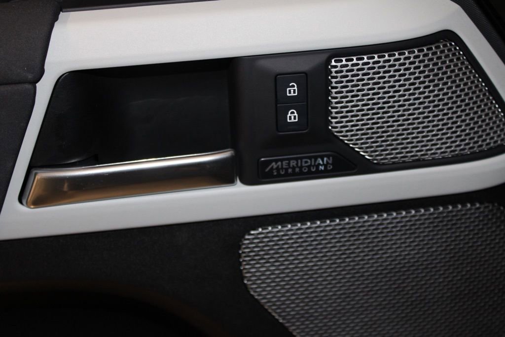 Used 2023 Land Rover Defender 130 SE image 18