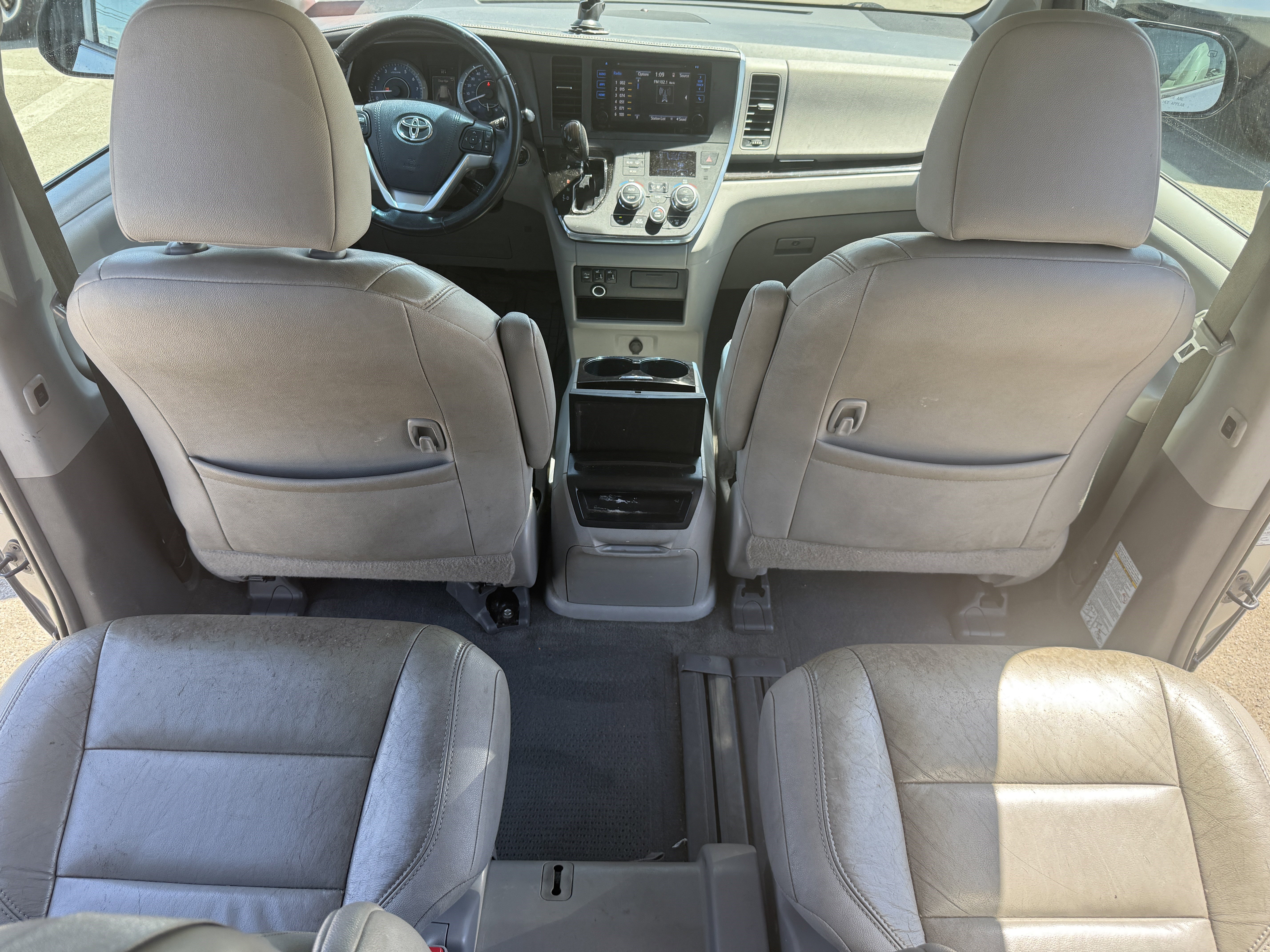 Used 2015 Toyota Sienna XLE w/ XLE Navigation Package image 19