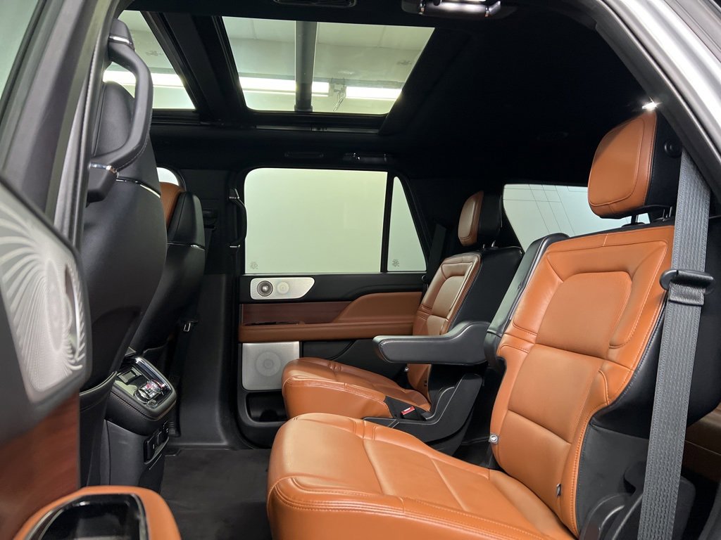 Used 2020 Lincoln Navigator Reserve w/ Luxury Package image 32