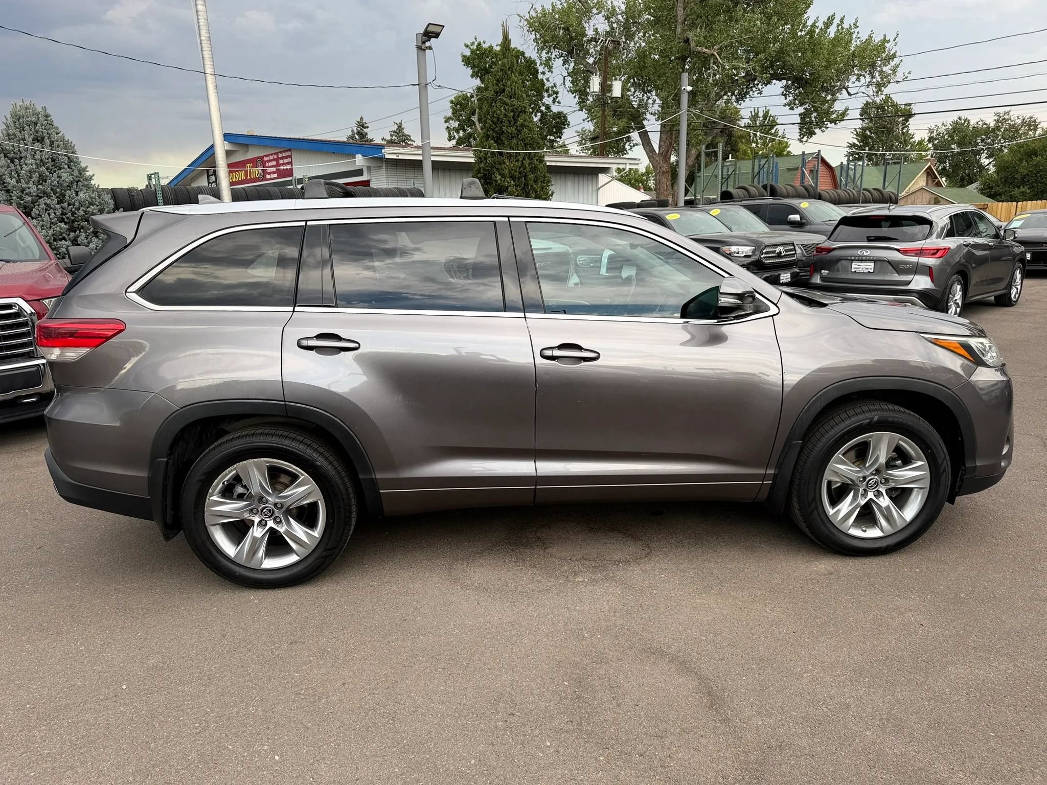 Used 2018 Toyota Highlander Limited w/ Carpet Mat Package (TMS) AWD/4WD image 10