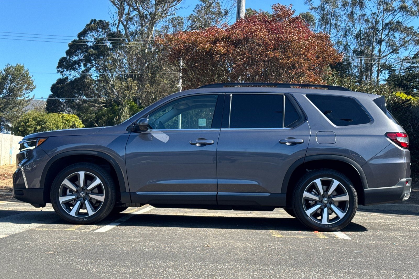 Used 2025 Honda Pilot Touring image 2