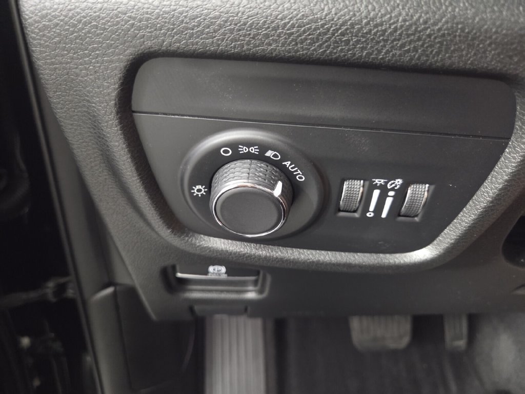 Used 2022 Jeep Grand Cherokee L Laredo RWD image 19