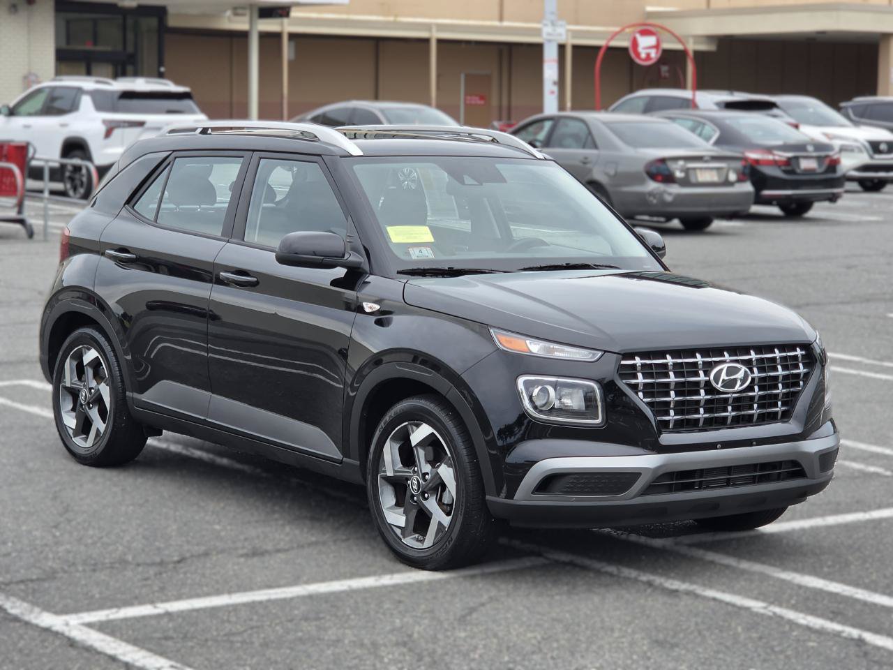 Used 2022 Hyundai Venue SEL FWD image 3