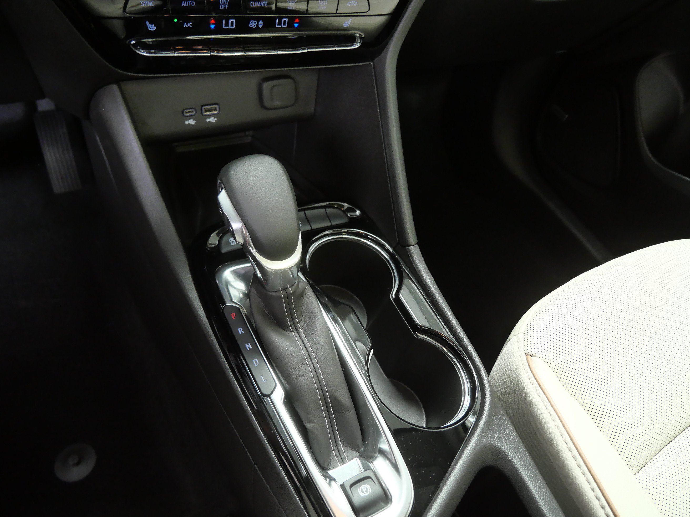 Used 2025 Buick Encore GX Avenir w/ Avenir Technology Package AWD/4WD image 23