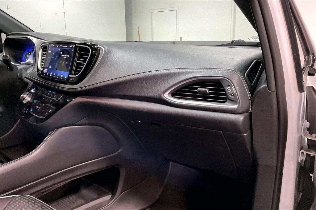 Used 2024 Chrysler Pacifica Limited w/ Uconnect Theater Family Group AWD/4WD image 18