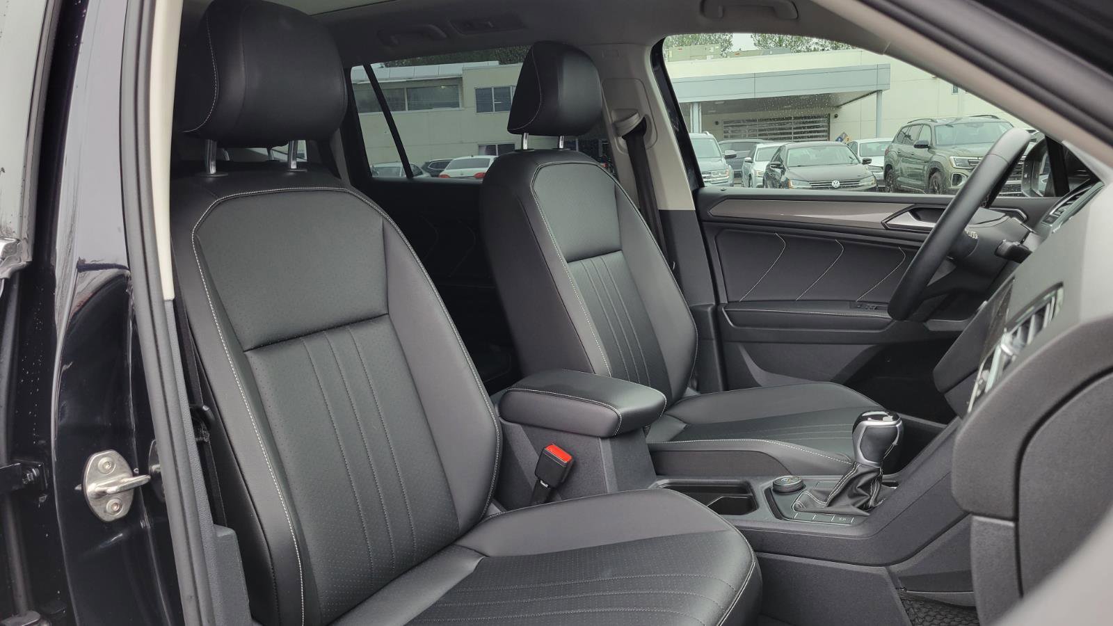 Used 2022 Volkswagen Tiguan SE w/ Panoramic Sunroof Package image 37