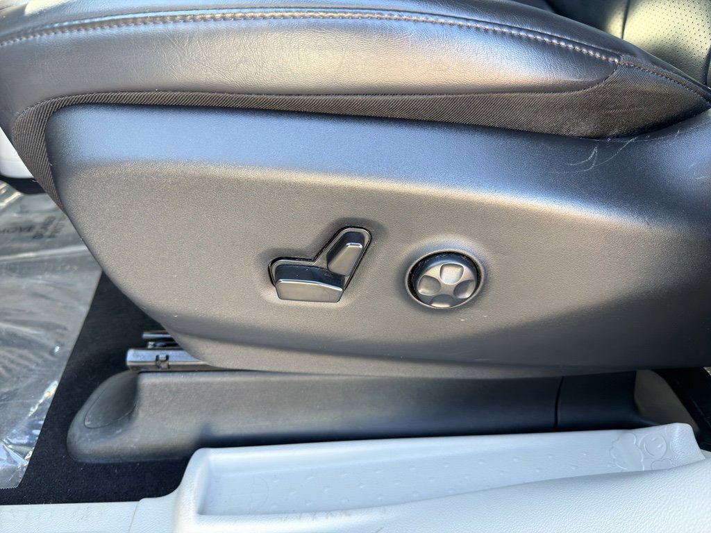 Used 2023 Chrysler Pacifica Touring-L image 13