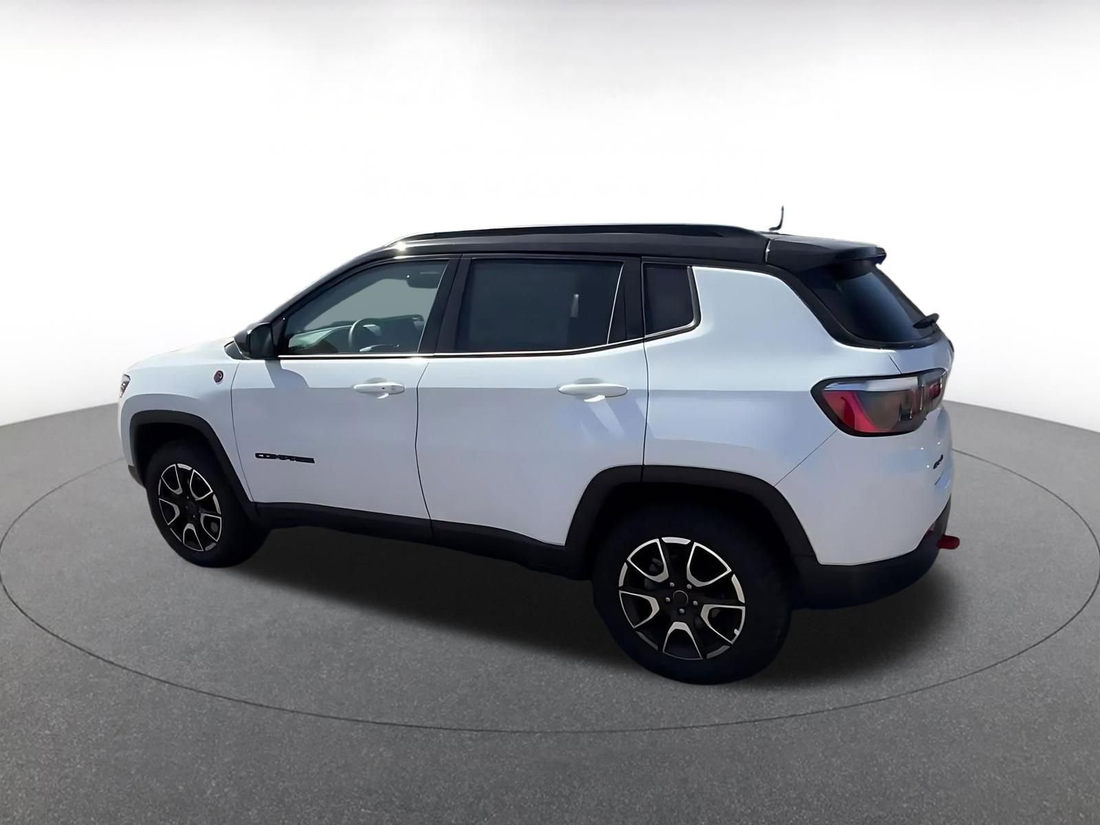 Used 2025 Jeep Compass Trailhawk AWD/4WD image 10