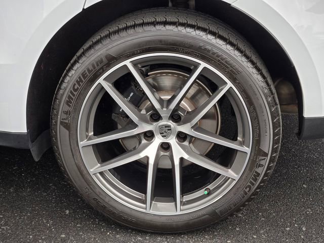 Used 2025 Porsche Macan image 11