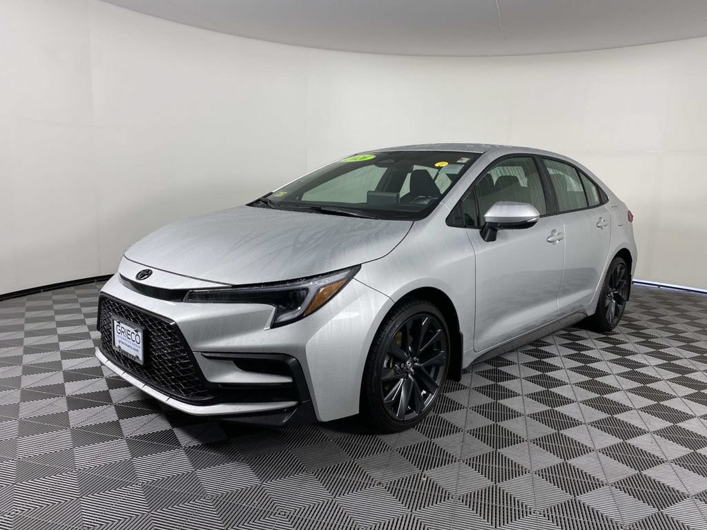 Used 2026 Toyota Corolla SE w/ SE Package FWD image 4