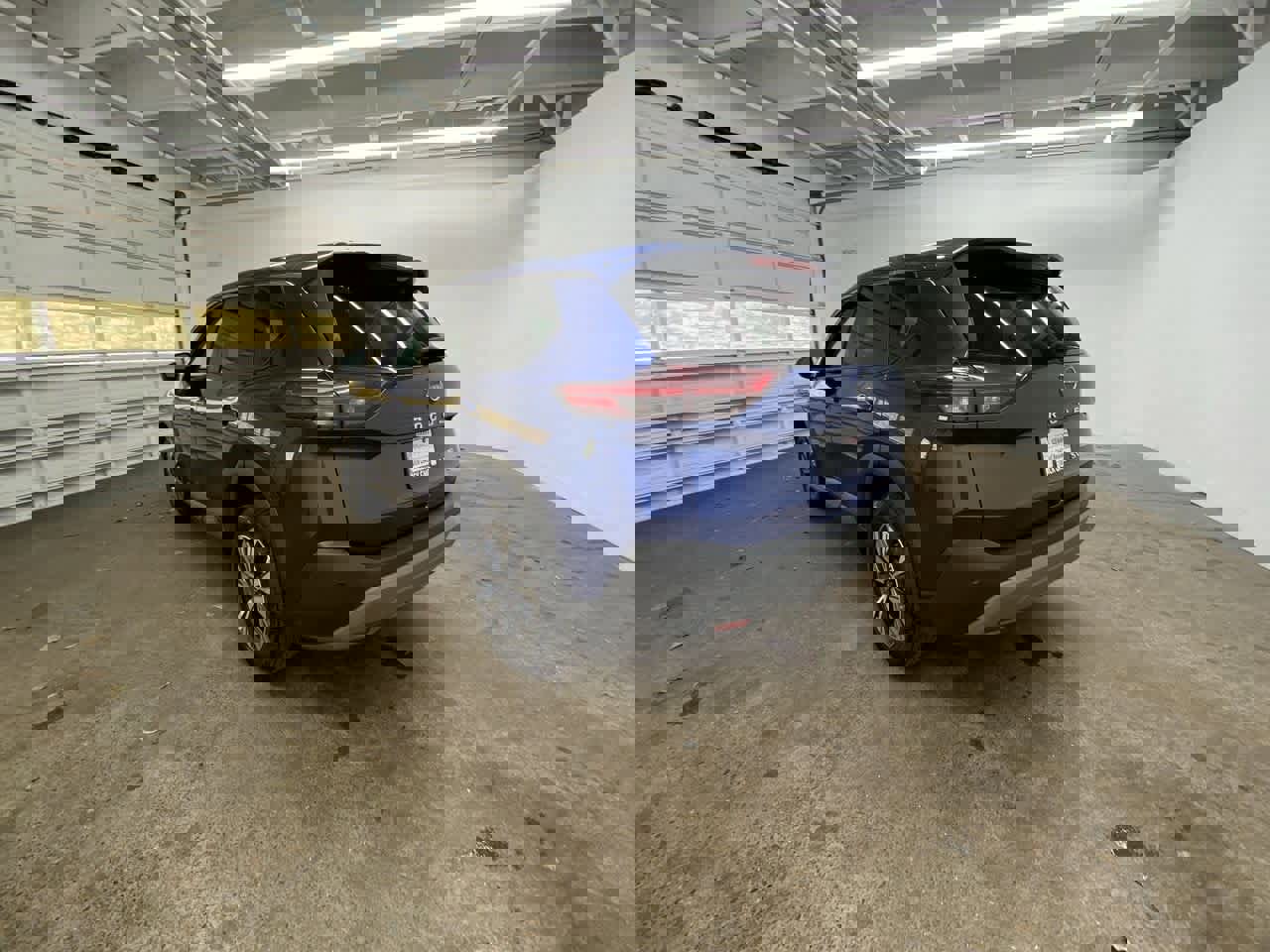 Used 2023 Nissan Rogue SV image 4