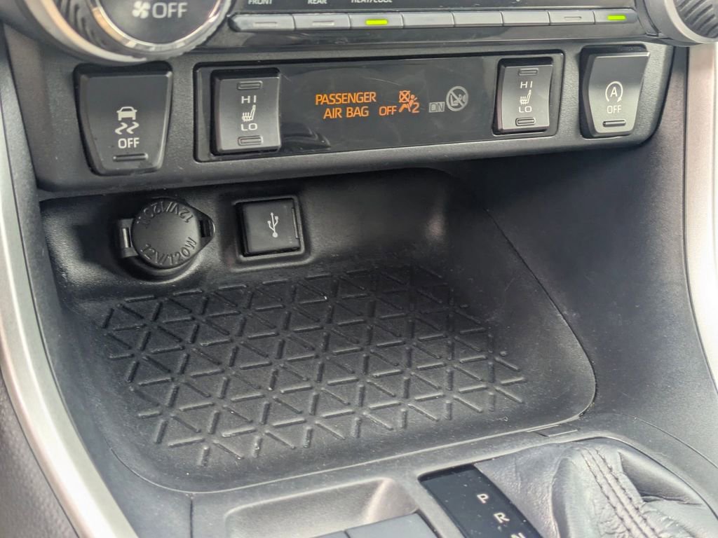 Used 2021 Toyota RAV4 XLE w/ Convenience Package image 27