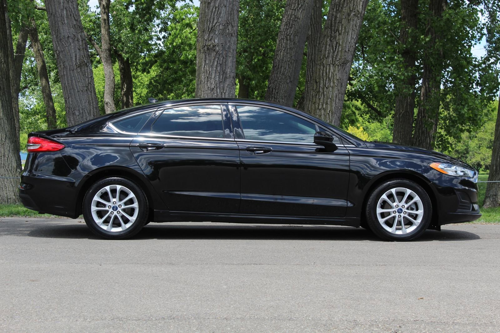 Used 2020 Ford Fusion SE FWD image 8