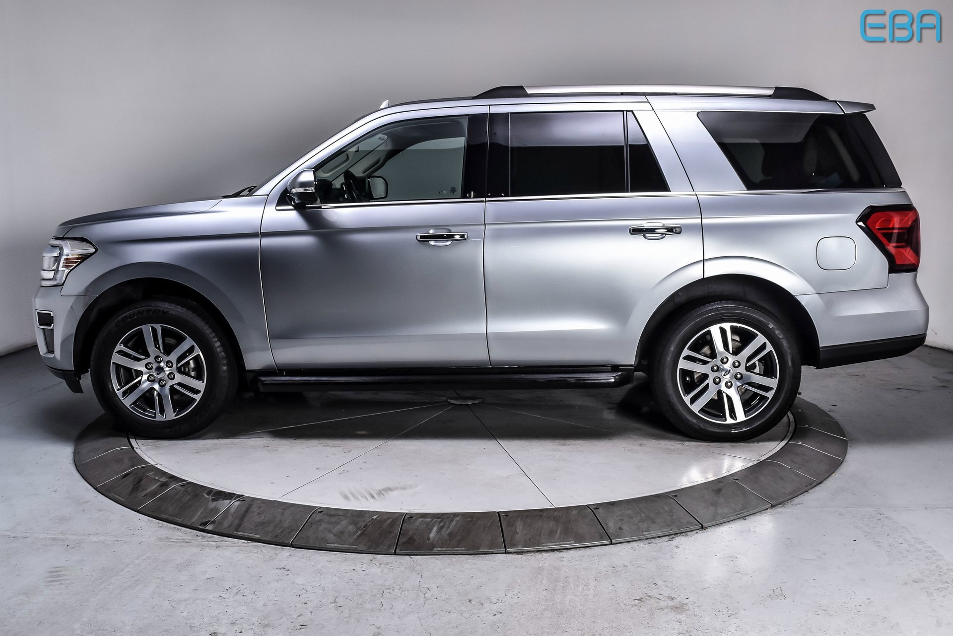 Used 2024 Ford Expedition Limited image 3