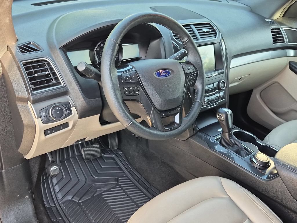Used 2019 Ford Explorer XLT w/ Equipment Group 202A AWD/4WD image 11