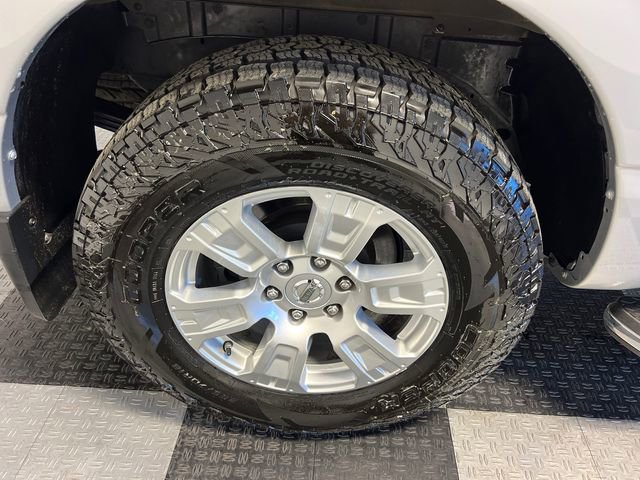 Used 2019 Nissan Titan SV image 14