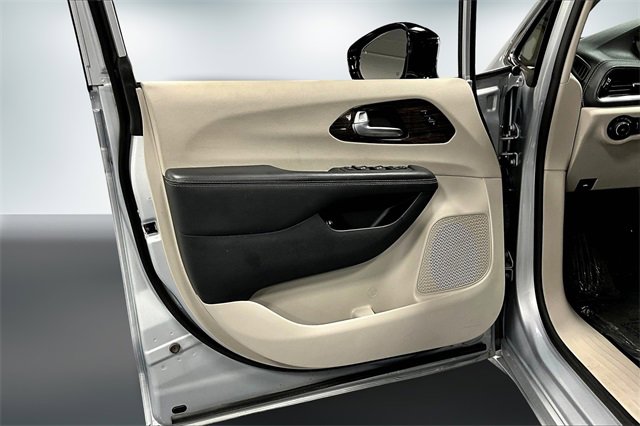 Used 2023 Chrysler Pacifica Limited image 20