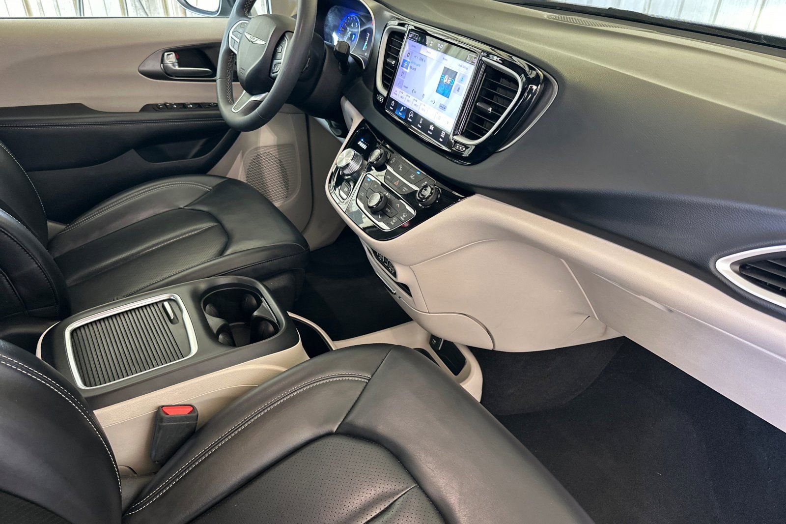 Used 2023 Chrysler Pacifica Touring-L FWD image 17
