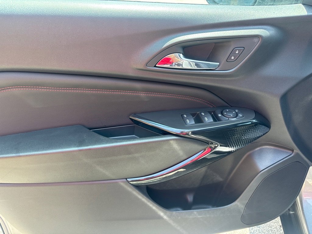 Used 2025 Chevrolet Trax RS w/ Sunroof Package image 14