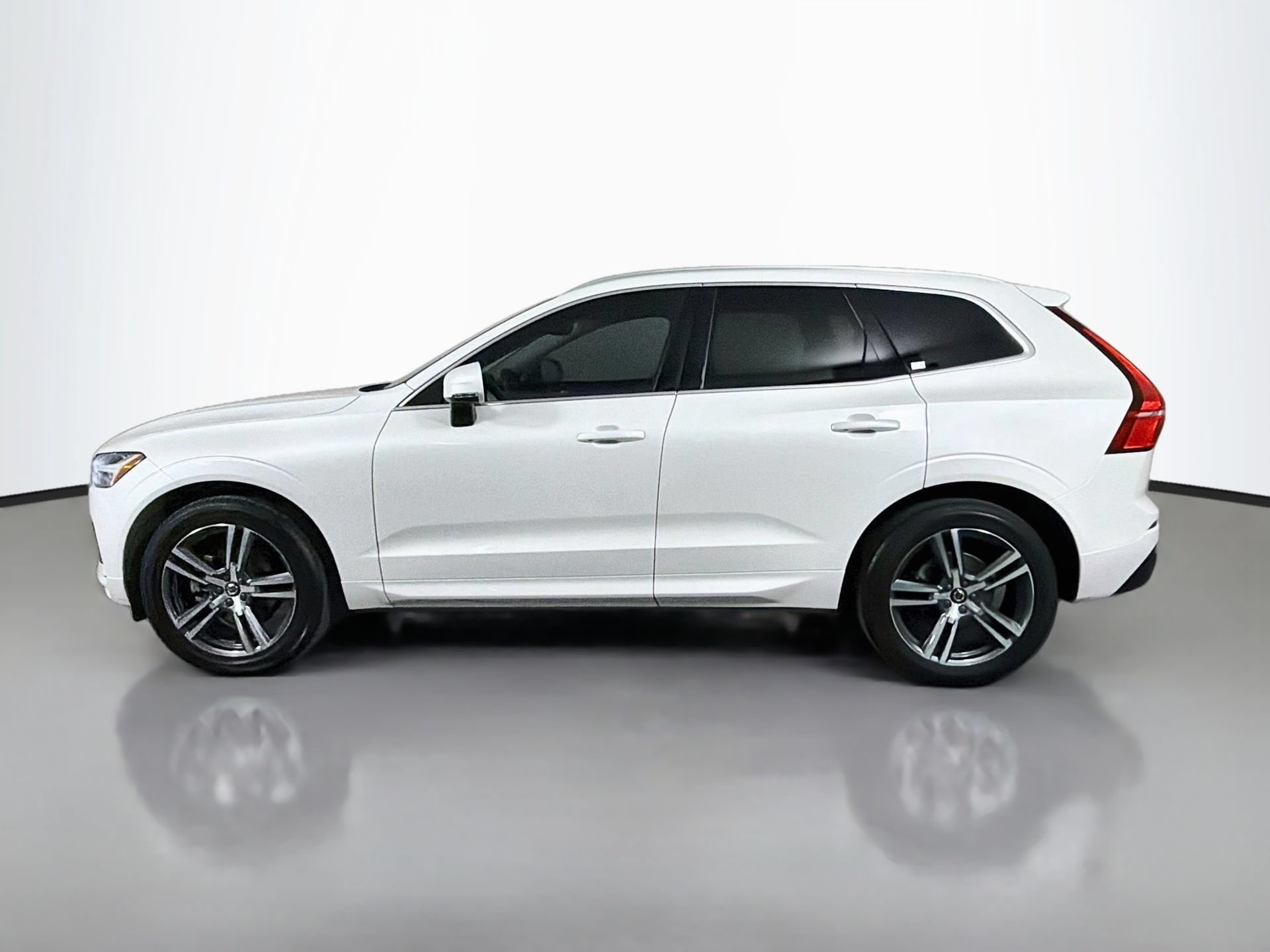 Used 2021 Volvo XC60 T5 Momentum w/ Premium Package FWD image 9