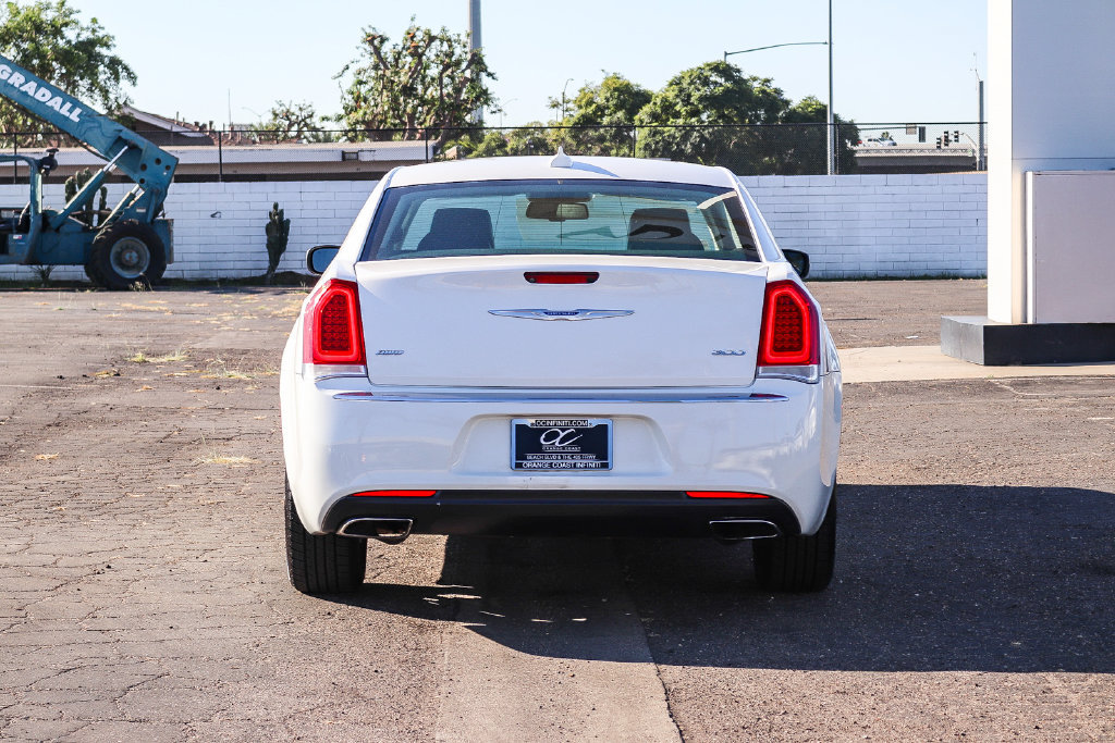 Used 2018 Chrysler 300 Limited AWD/4WD image 5