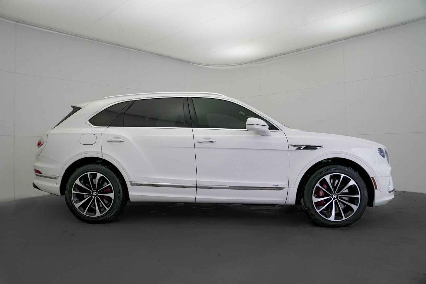 Used 2022 Bentley Bentayga image 2