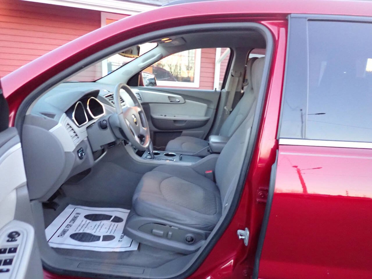 Used 2010 Chevrolet Traverse LT image 6