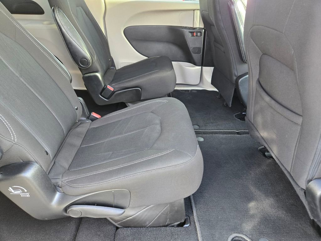 Used 2023 Chrysler Voyager LX image 15