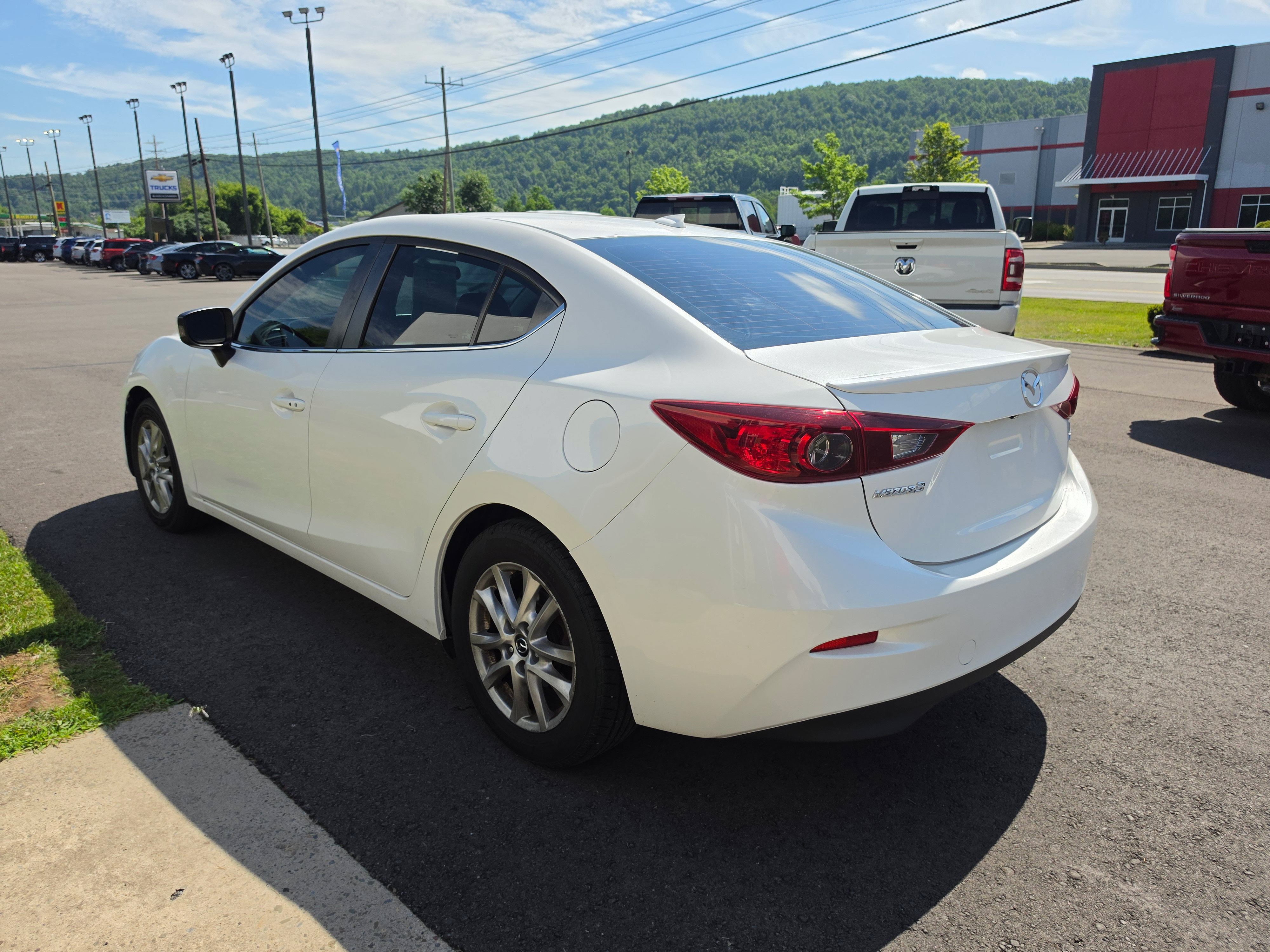 Used 2015 MAZDA MAZDA3 i Touring w/ Technology Package FWD image 6
