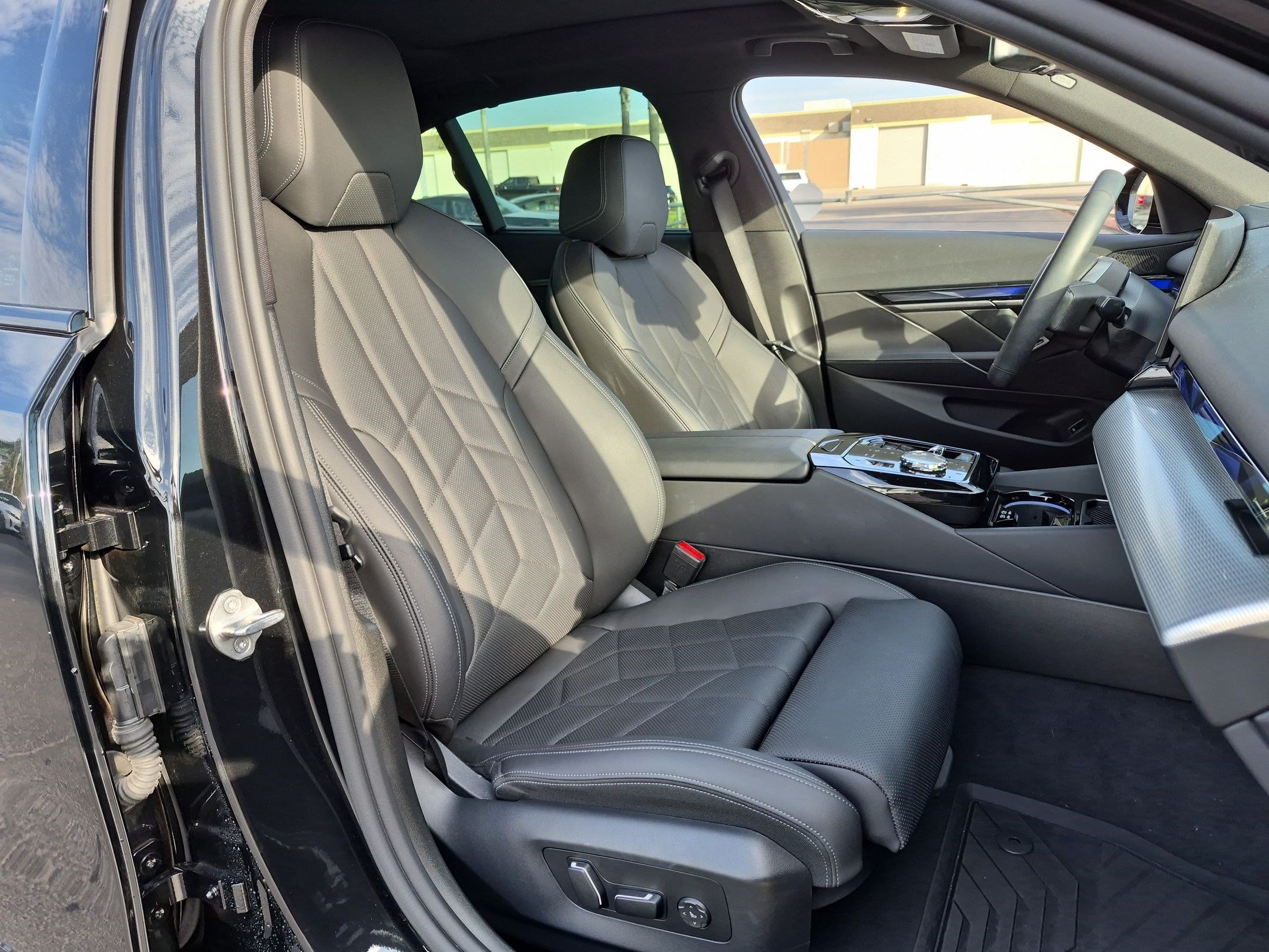 Used 2024 BMW i5 eDrive40i w/ Executive Package RWD image 31