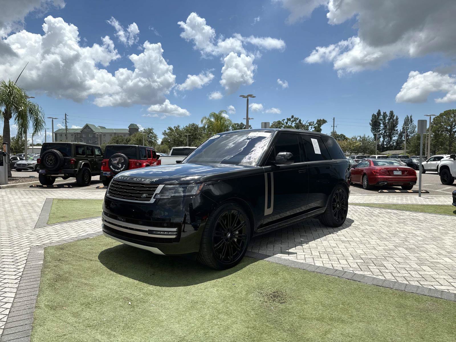 Used 2023 Land Rover Range Rover SE AWD/4WD image 2