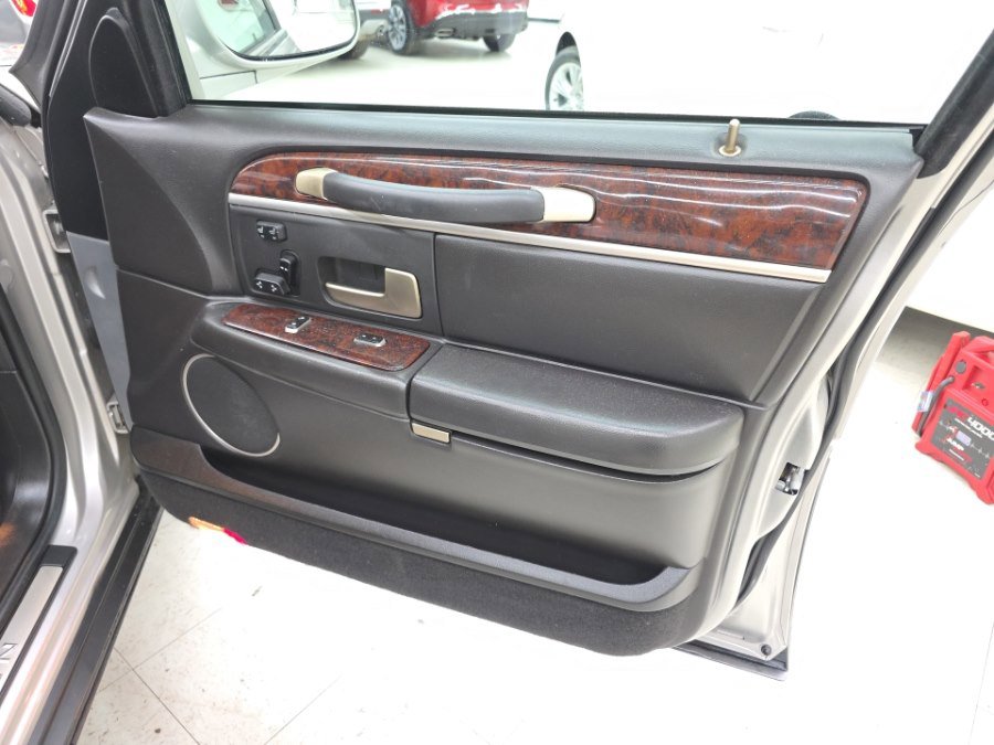 Used 2008 Lincoln Town Car Signature Limited RWD image 11