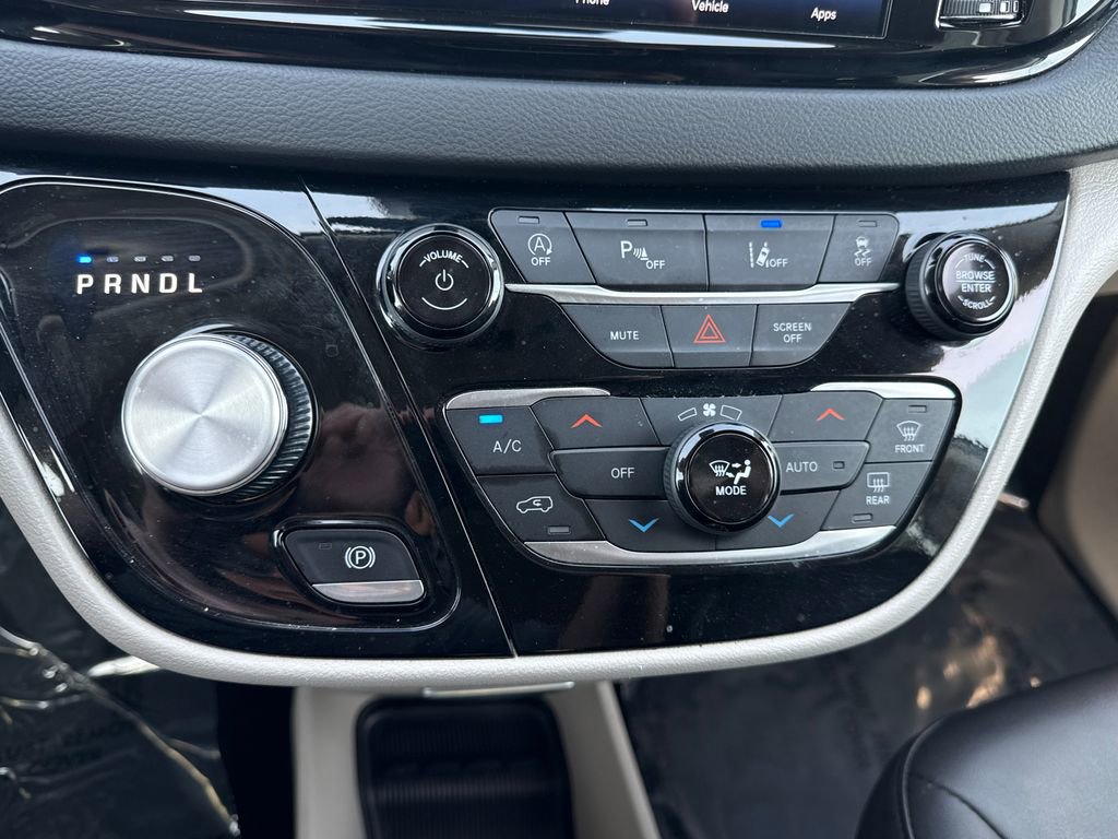 Used 2024 Chrysler Pacifica Touring-L FWD image 27