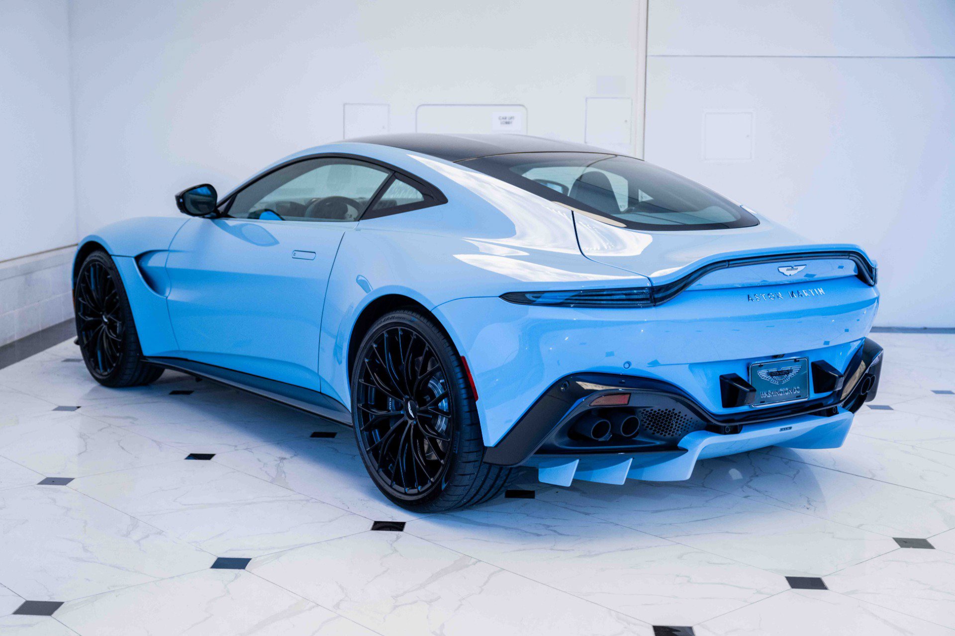 Used 2023 Aston Martin V8 Vantage Coupe RWD image 2