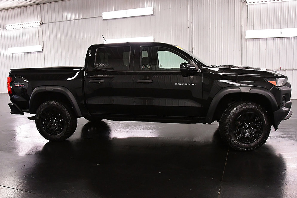 Used 2024 Chevrolet Colorado Trail Boss w/ Technology Package AWD/4WD image 8