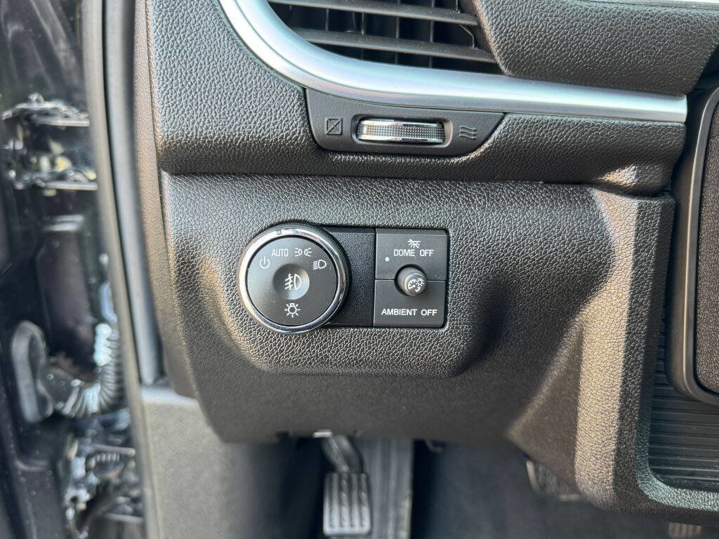 Used 2017 Chevrolet Traverse LT w/ Style and Technology Package image 16