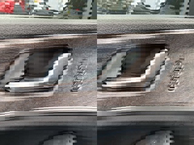 Used 2023 Jeep Grand Cherokee Limited w/ Black Appearance Package image 17