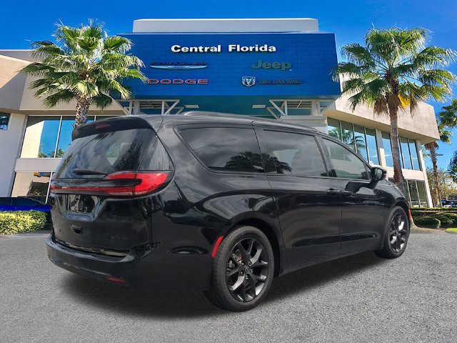 Used 2025 Chrysler Pacifica Limited FWD image 5